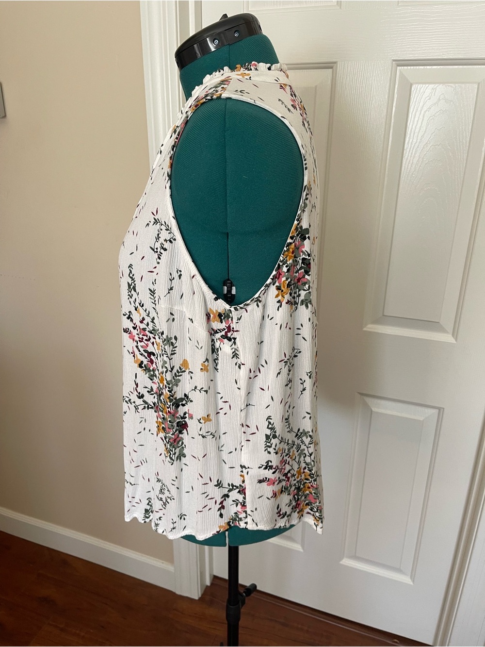 Daniel Rainn White Floral Tie-Front Sleeveless Top - Picture 12 of 13